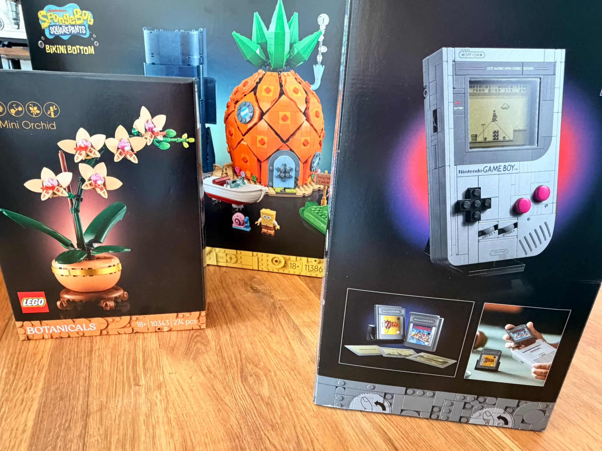 Retro trifft Deko: Der LEGO Game Boy und die LEGO Botanicals sorgen für Abwechslung beim „Build and Chill“.